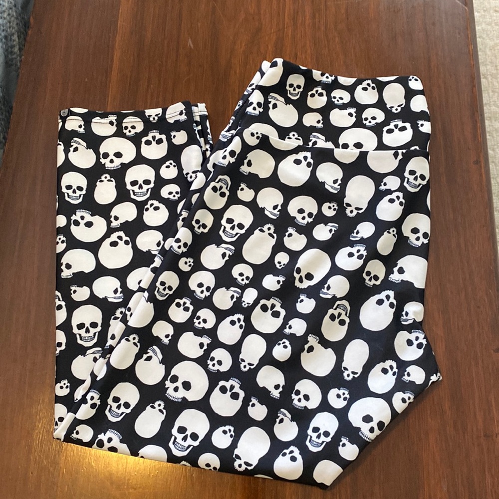 Onzie - Size M/L - Skull Capri Leggings